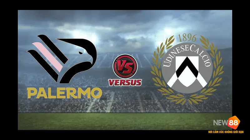 Hai cầu thủ từ Udinese và Palermo tranh chấp bóng trên sân cỏ