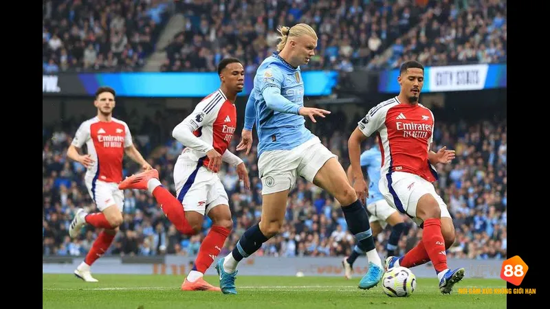 Cầu thủ của Alashkert vượt qua cầu thủ của Shirak Gyumri để tiến vào vòng cấm đối phương